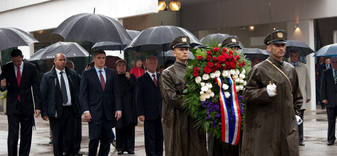 Predsjednik Vlade Milanović u Teznu položio vijenac i osudio sve zločine